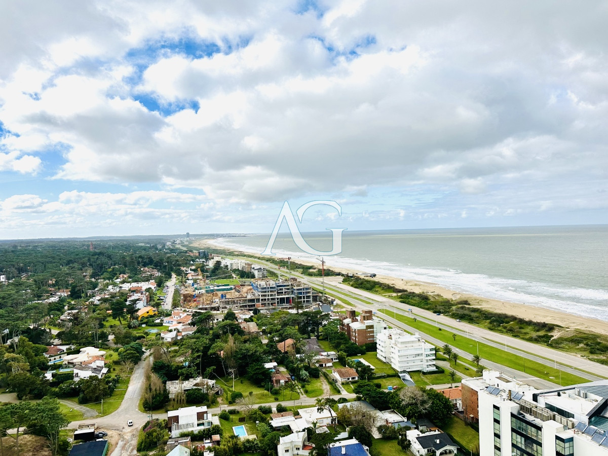 Apartamento ID.200 - Moderno Penthouse con Vista al Mar, en Playa Brava, 3 Dormitorios con Parrillero y Dependencia de servicio