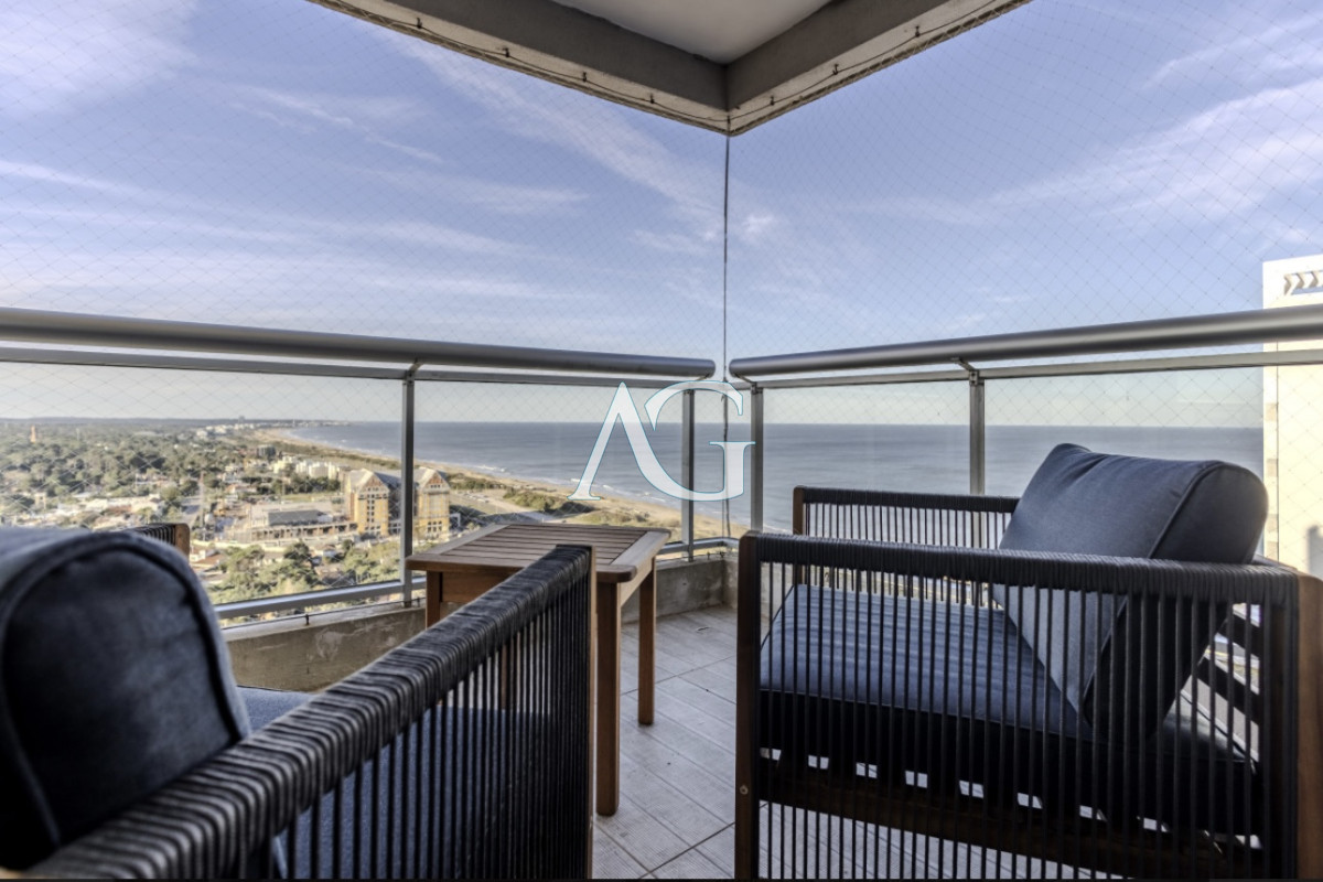 Apartamento ID.200 - Moderno Penthouse con Vista al Mar, en Playa Brava, 3 Dormitorios con Parrillero y Dependencia de servicio
