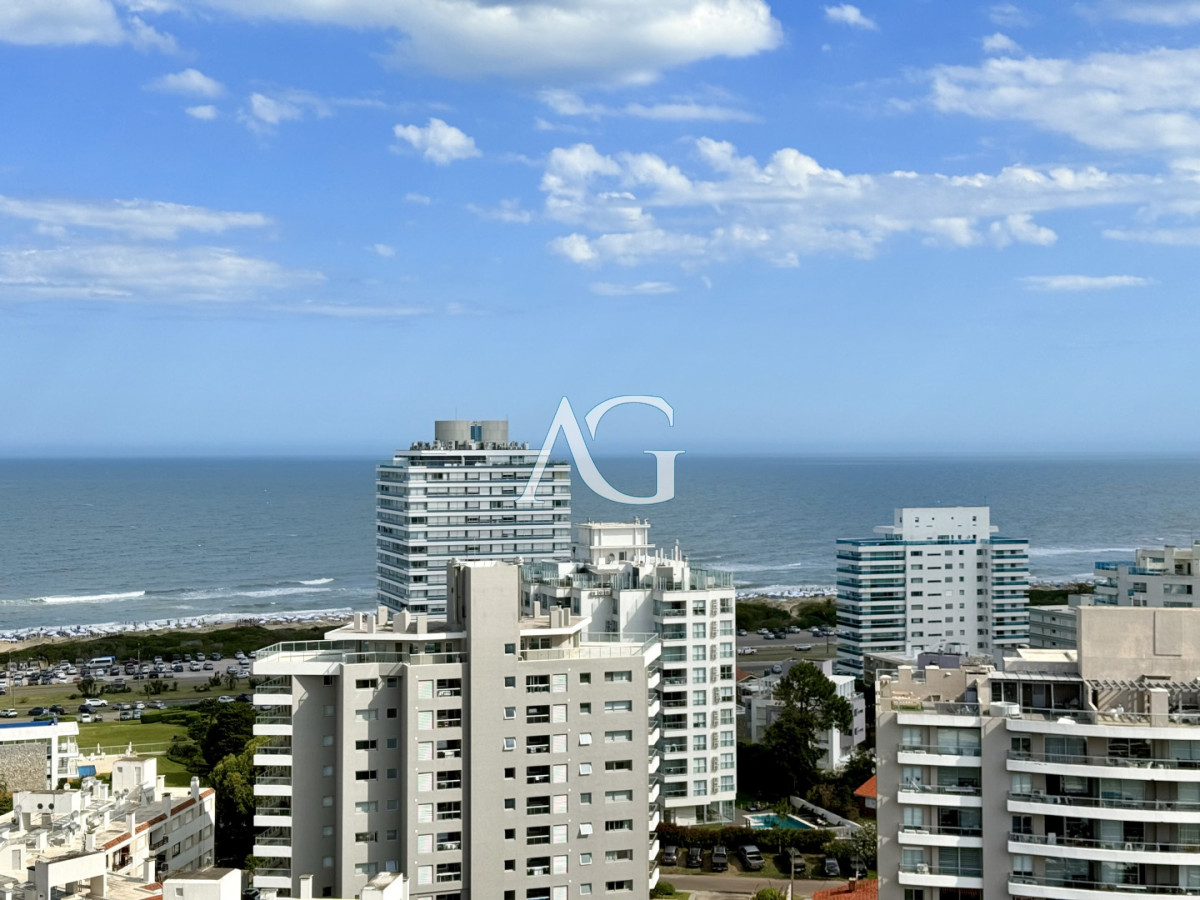 Apartamento ID.385 - Apartamento Penthouse finamente decorado de 3 dormitorios con parrillero propio en venta, Roosevelt Brava, Punta del Este