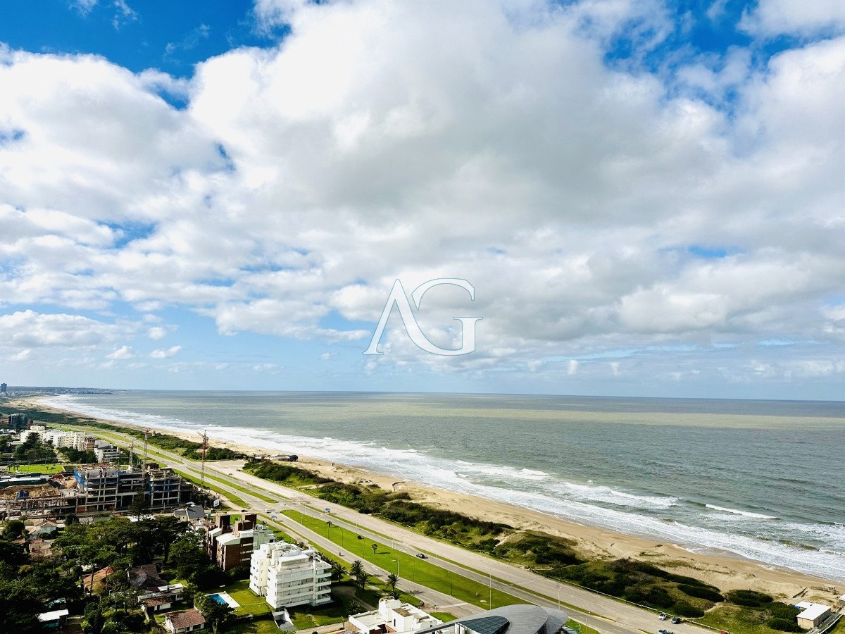 Apartamento ID.227 - Venta de amplio penthouse con cuatro dormitorios más dependencia de servicio en torre premiun de Playa Brava, Punta del Este