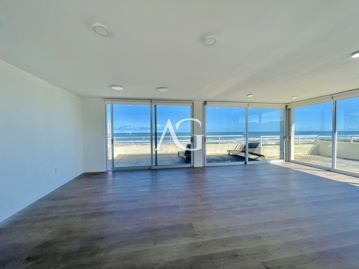 Apartamento ID.226 - Penthouse de 3 Dormitorios en Primera Línea del Mar, Playa Brava Punta del Este