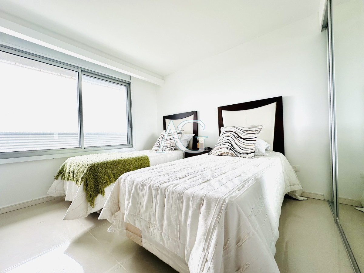 Apartamento ID.227 - Venta de amplio penthouse con cuatro dormitorios más dependencia de servicio en torre premiun de Playa Brava, Punta del Este