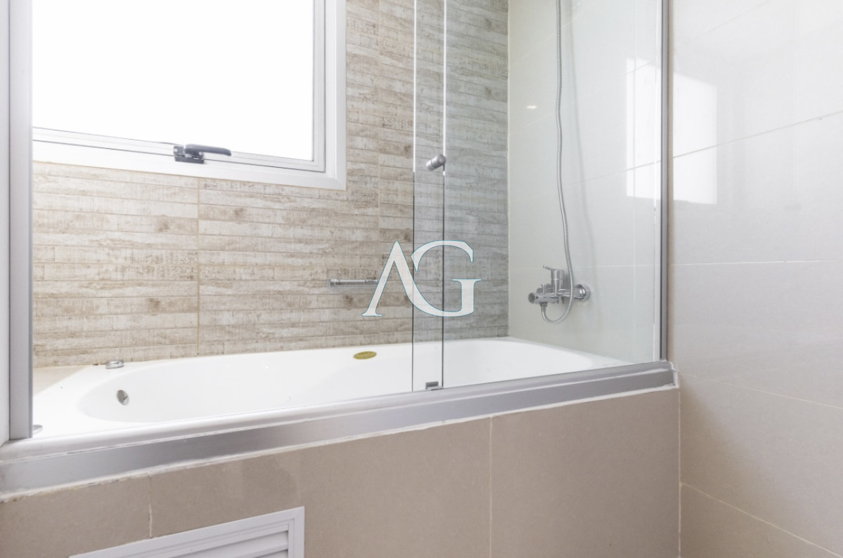 Apartamento ID.200 - Moderno Penthouse con Vista al Mar, en Playa Brava, 3 Dormitorios con Parrillero y Dependencia de servicio