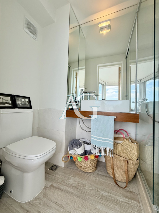 Apartamento ID.385 - Apartamento Penthouse finamente decorado de 3 dormitorios con parrillero propio en venta, Roosevelt Brava, Punta del Este