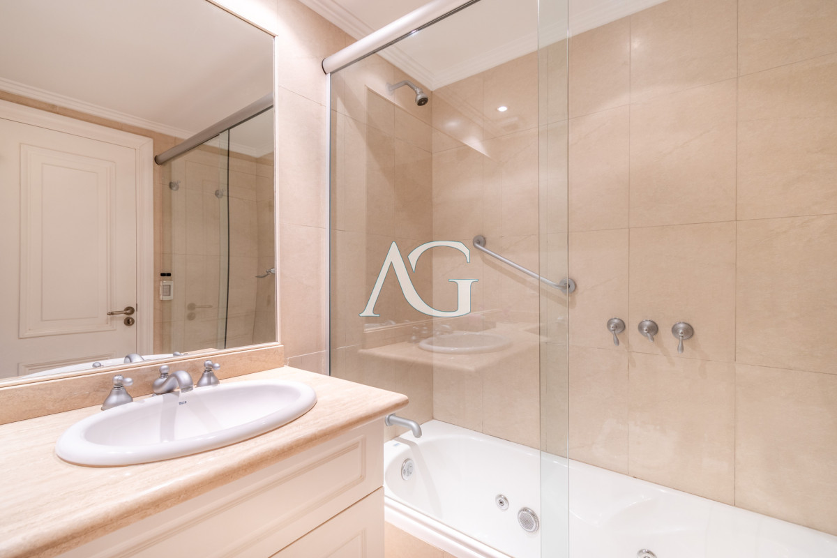 Apartamento ID.444 - Moderno Apartamento de 3 Dormitorios a Pocas Cuadras del Mar En Venta, Playa Brava