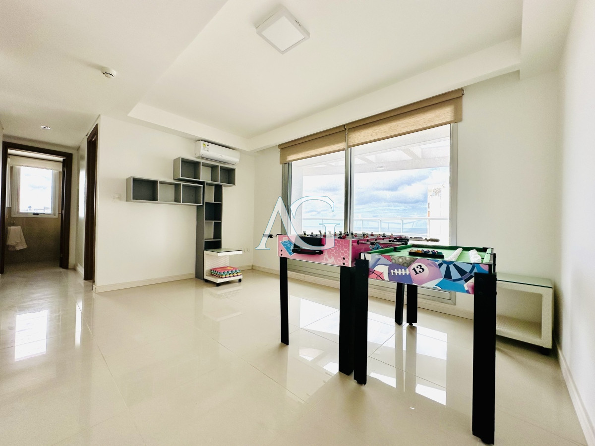 Apartamento ID.227 - Venta de amplio penthouse con cuatro dormitorios más dependencia de servicio en torre premiun de Playa Brava, Punta del Este