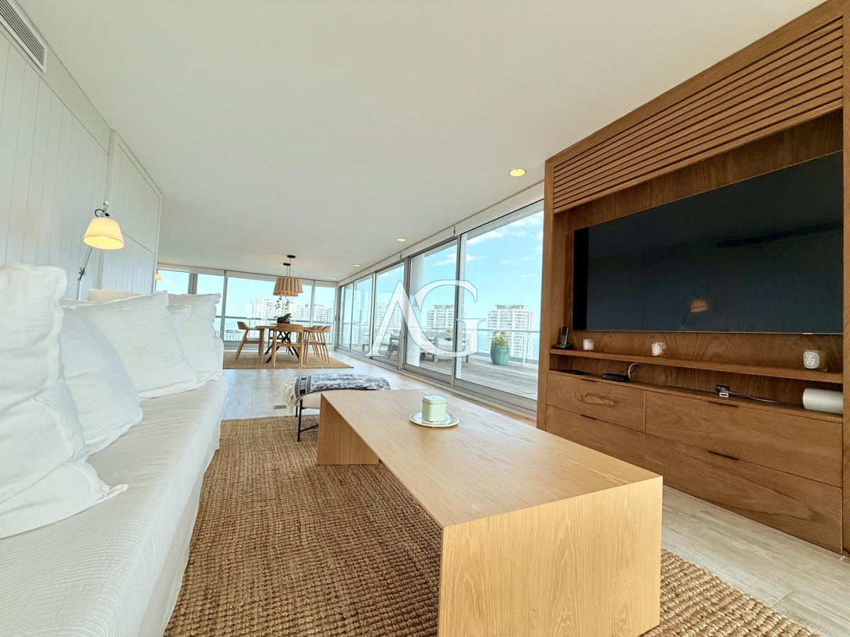 Apartamento ID.385 - Apartamento Penthouse finamente decorado de 3 dormitorios con parrillero propio en venta, Roosevelt Brava, Punta del Este