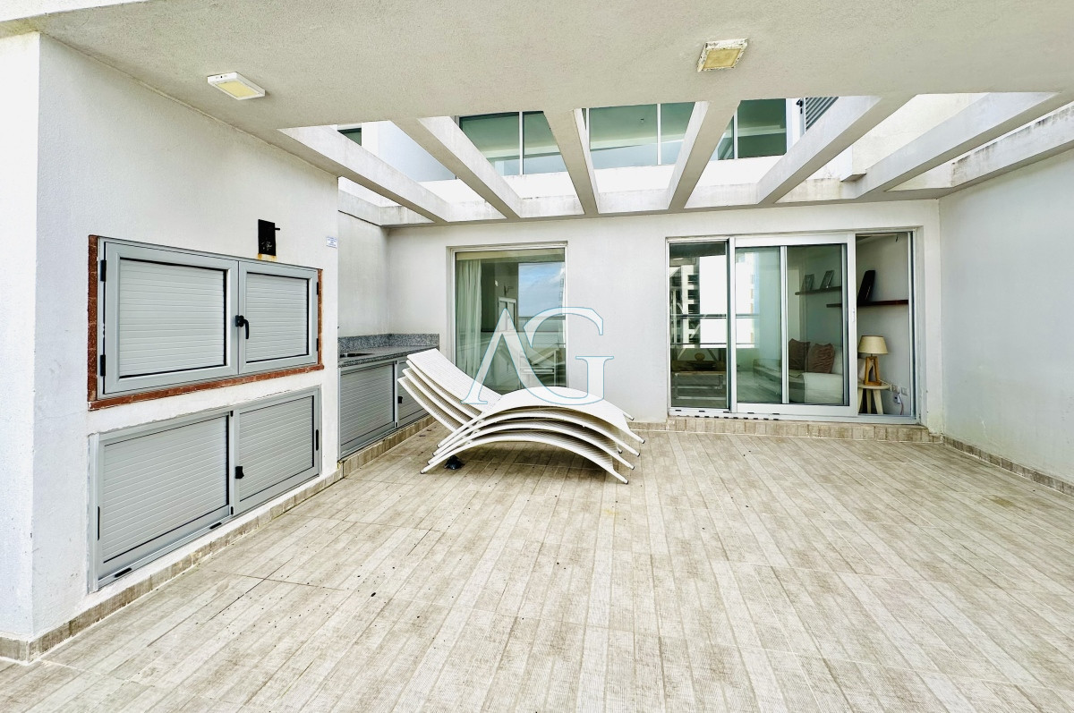 Apartamento ID.227 - Venta de amplio penthouse con cuatro dormitorios más dependencia de servicio en torre premiun de Playa Brava, Punta del Este