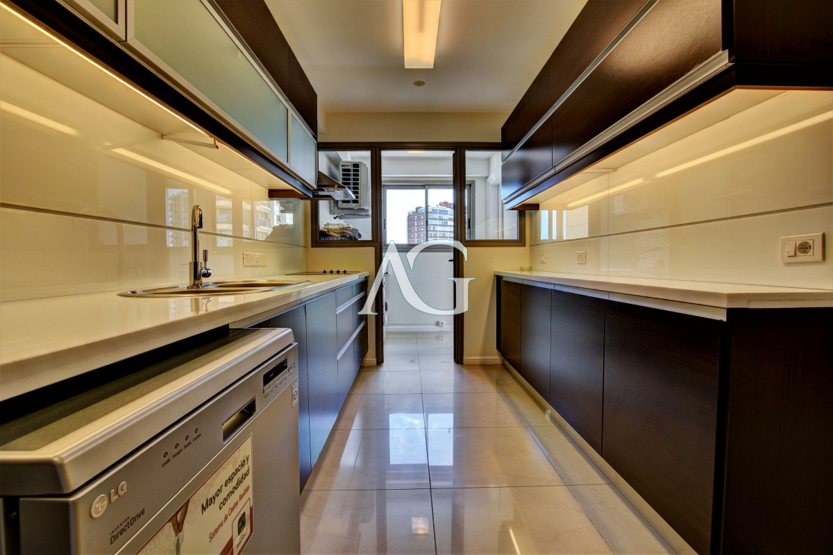 Apartamento ID.107 - Apartamento de 3 Dormitorios en Imperiale, Frente al Mar  - Oportunidad en Venta