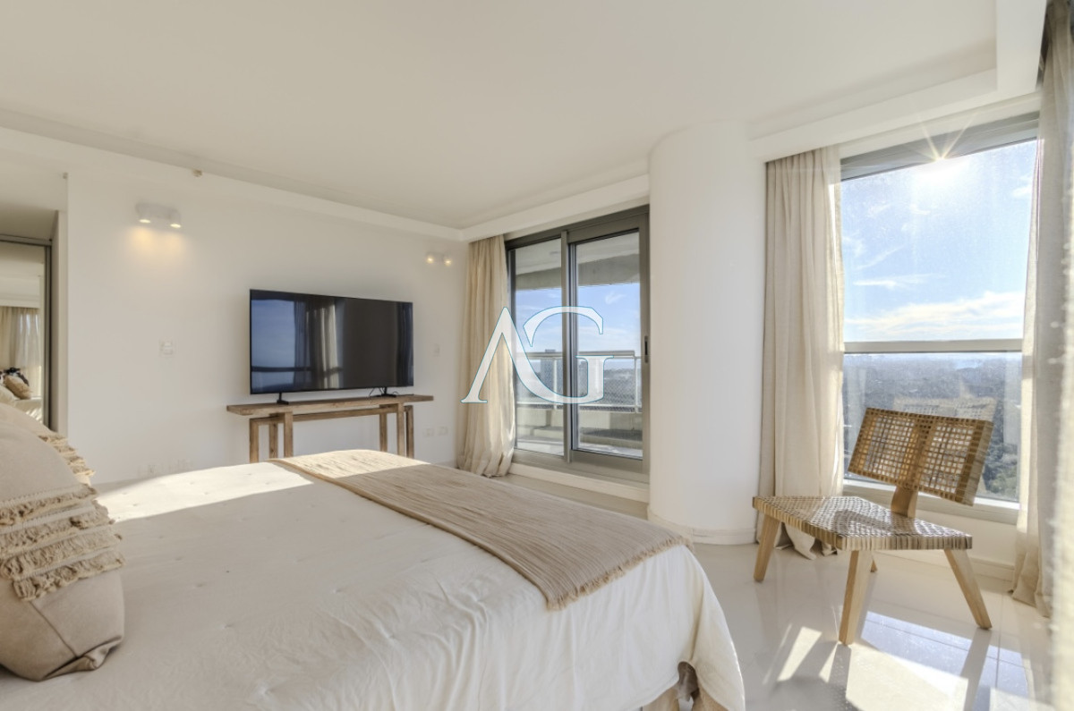 Apartamento ID.200 - Moderno Penthouse con Vista al Mar, en Playa Brava, 3 Dormitorios con Parrillero y Dependencia de servicio