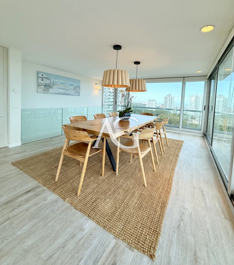 Apartamento ID.385 - Apartamento Penthouse finamente decorado de 3 dormitorios con parrillero propio en venta, Roosevelt Brava, Punta del Este