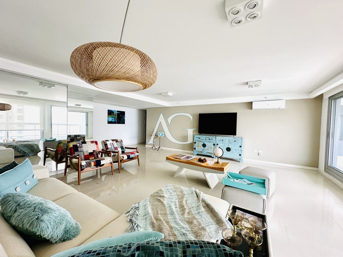 Apartamento ID.227 - Venta de amplio penthouse con cuatro dormitorios más dependencia de servicio en torre premiun de Playa Brava, Punta del Este