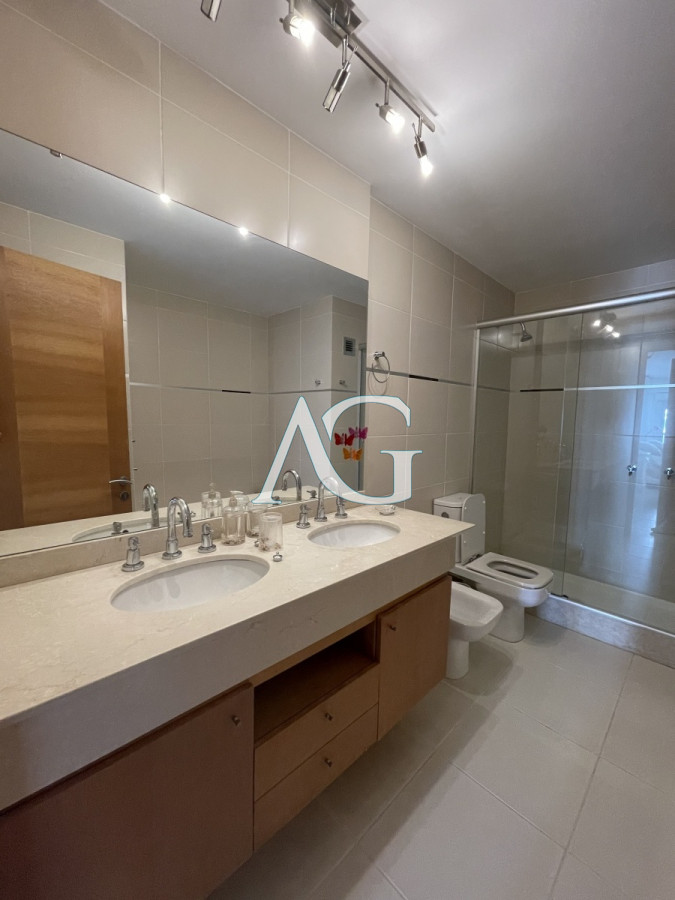 Apartamento ID.578 - Apartamento de 2 Dormitorios a metros del mar y torre moderna, playa Mansa, Punta del Este