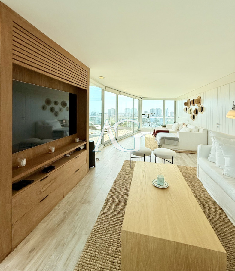 Apartamento ID.385 - Apartamento Penthouse finamente decorado de 3 dormitorios con parrillero propio en venta, Roosevelt Brava, Punta del Este