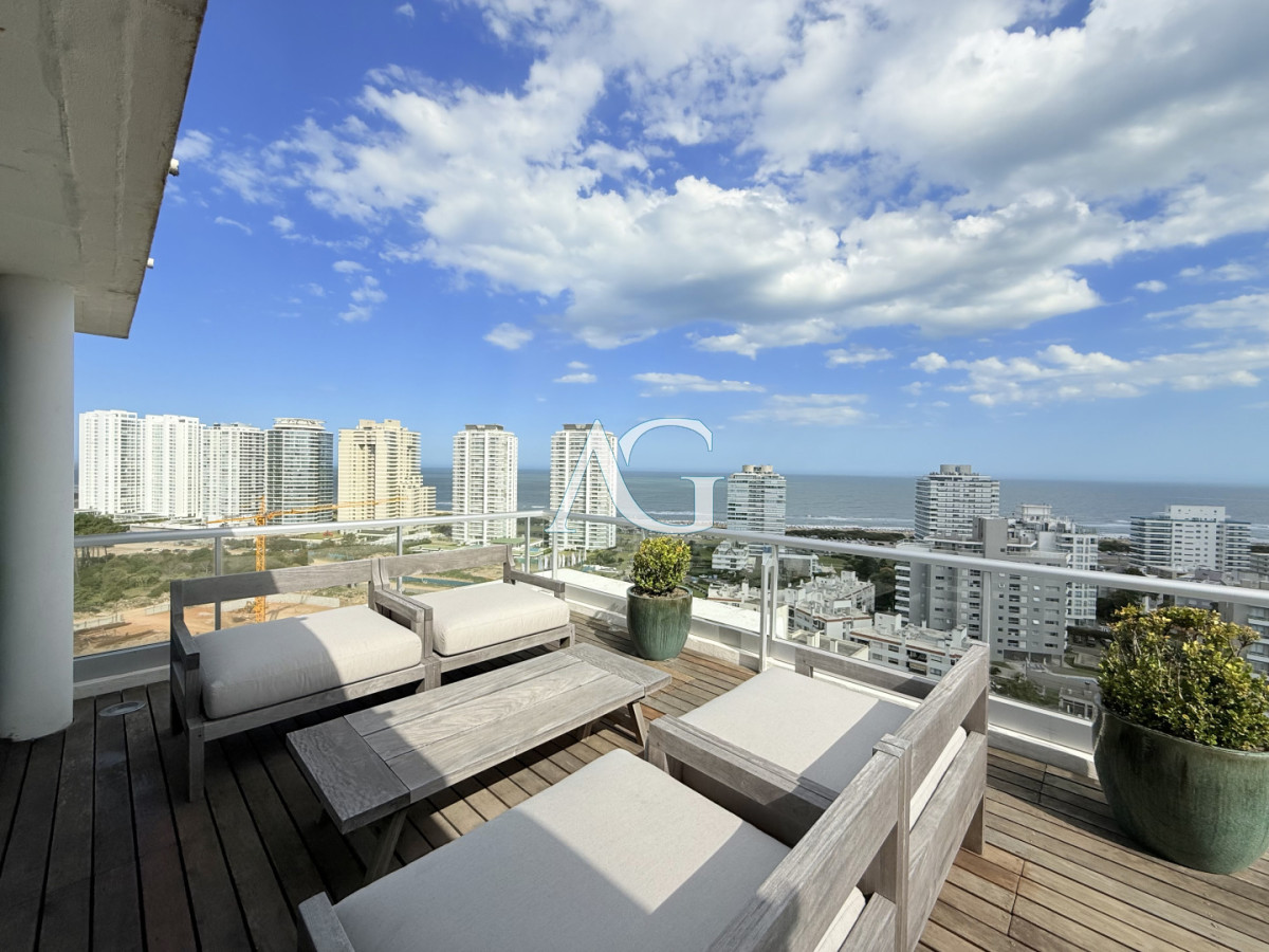 Apartamento ID.385 - Apartamento Penthouse finamente decorado de 3 dormitorios con parrillero propio en venta, Roosevelt Brava, Punta del Este