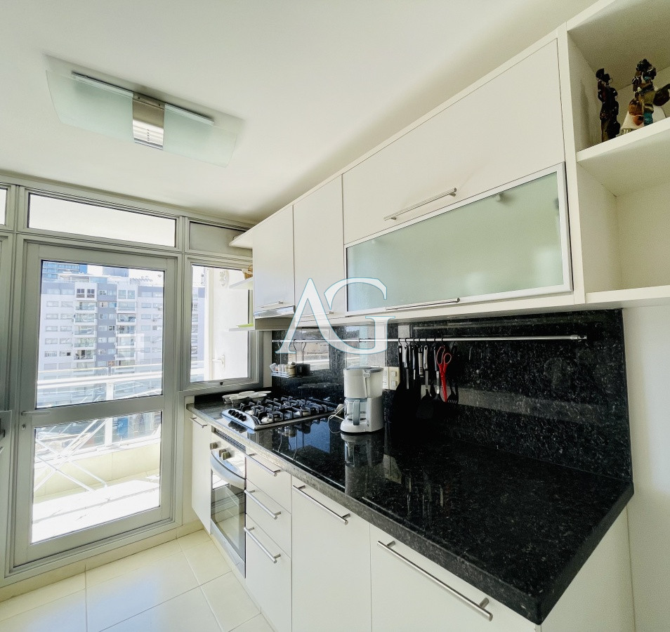 Apartamento ID.578 - Apartamento de 2 Dormitorios a metros del mar y torre moderna, playa Mansa, Punta del Este