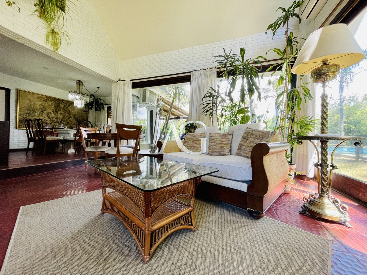 Casa ID.782 - Sólida y amplia casa de cinco dormitorios más dependencia de servicio y piscina, Lugano, Punta del Este