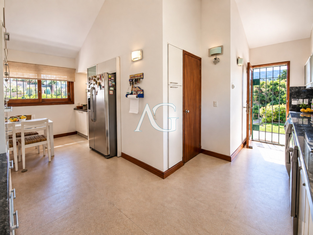 Casa ID.758 - Excelente Casa de 4 Dormitorios, Piscina Climatizada y Barbacoa a una cuadra del Mar, Playa Mansa