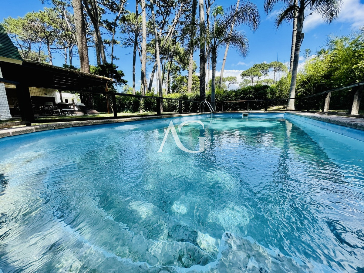 Casa ID.782 - Sólida y amplia casa de cinco dormitorios más dependencia de servicio y piscina, Lugano, Punta del Este