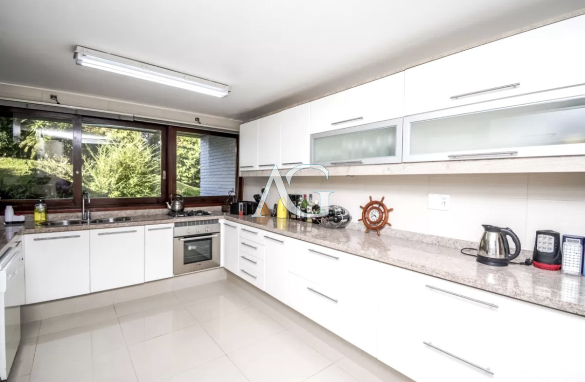 Casa ID.307 - Excelente Casa de 4 Dormitorios en Playa Mansa, Ideal para vivir todo el año