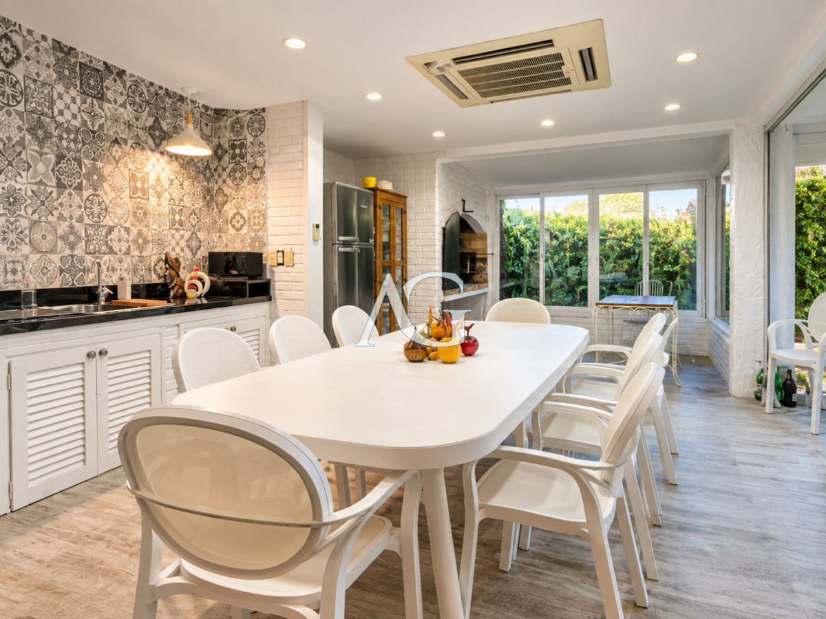 Casa ID.758 - Excelente Casa de 4 Dormitorios, Piscina Climatizada y Barbacoa a una cuadra del Mar, Playa Mansa