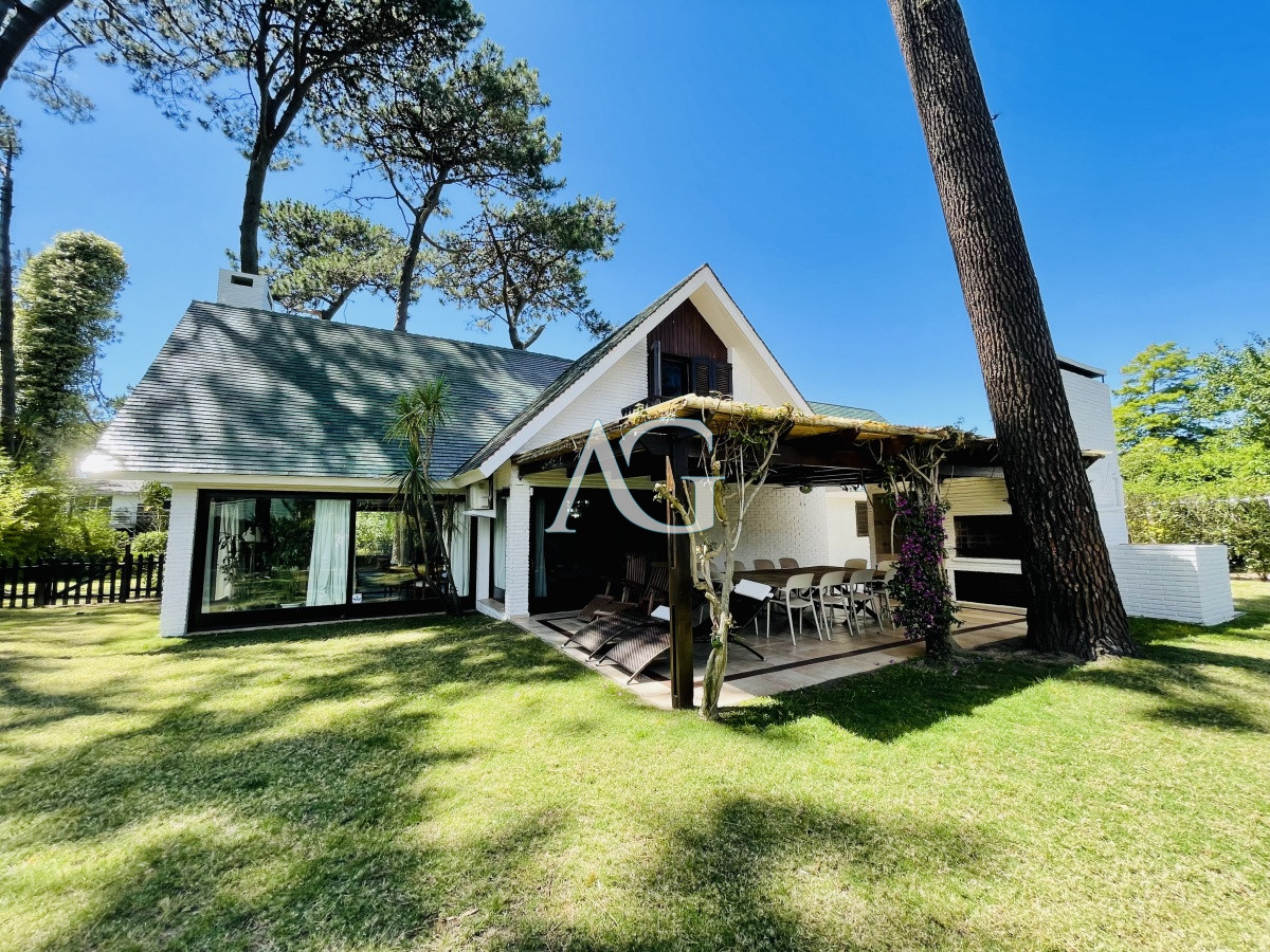 Casa ID.782 - Sólida y amplia casa de cinco dormitorios más dependencia de servicio y piscina, Lugano, Punta del Este