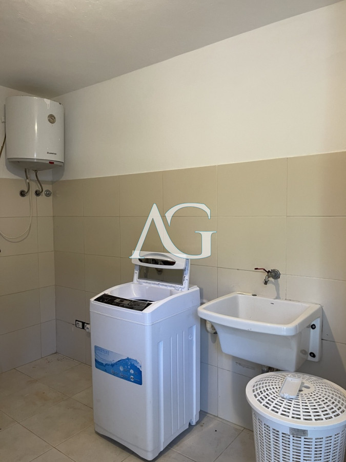 Casa ID.782 - Sólida y amplia casa de cinco dormitorios más dependencia de servicio y piscina, Lugano, Punta del Este