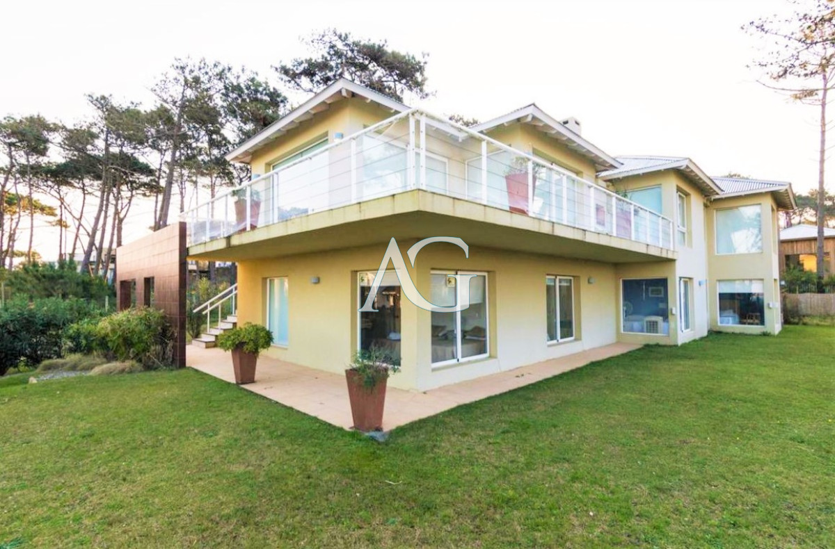 Casa ID.532 - Excelente Casa de 6 Dormitorios y Piscina en Montoya, La Barra