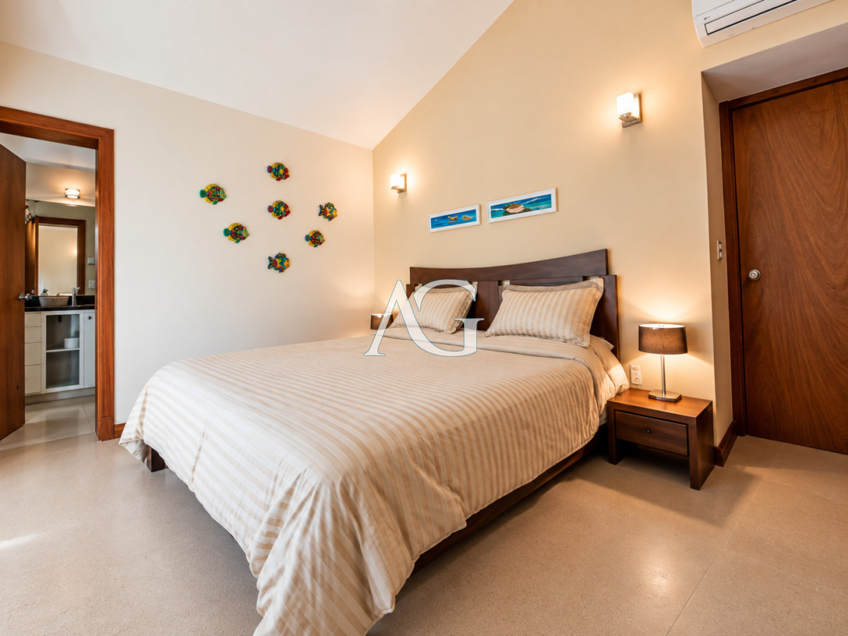 Casa ID.758 - Excelente Casa de 4 Dormitorios, Piscina Climatizada y Barbacoa a una cuadra del Mar, Playa Mansa