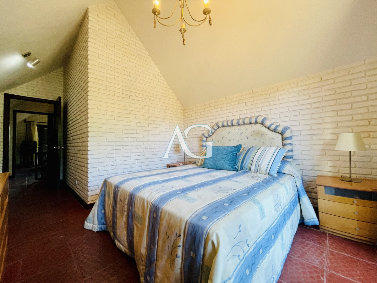 Casa ID.782 - Sólida y amplia casa de cinco dormitorios más dependencia de servicio y piscina, Lugano, Punta del Este
