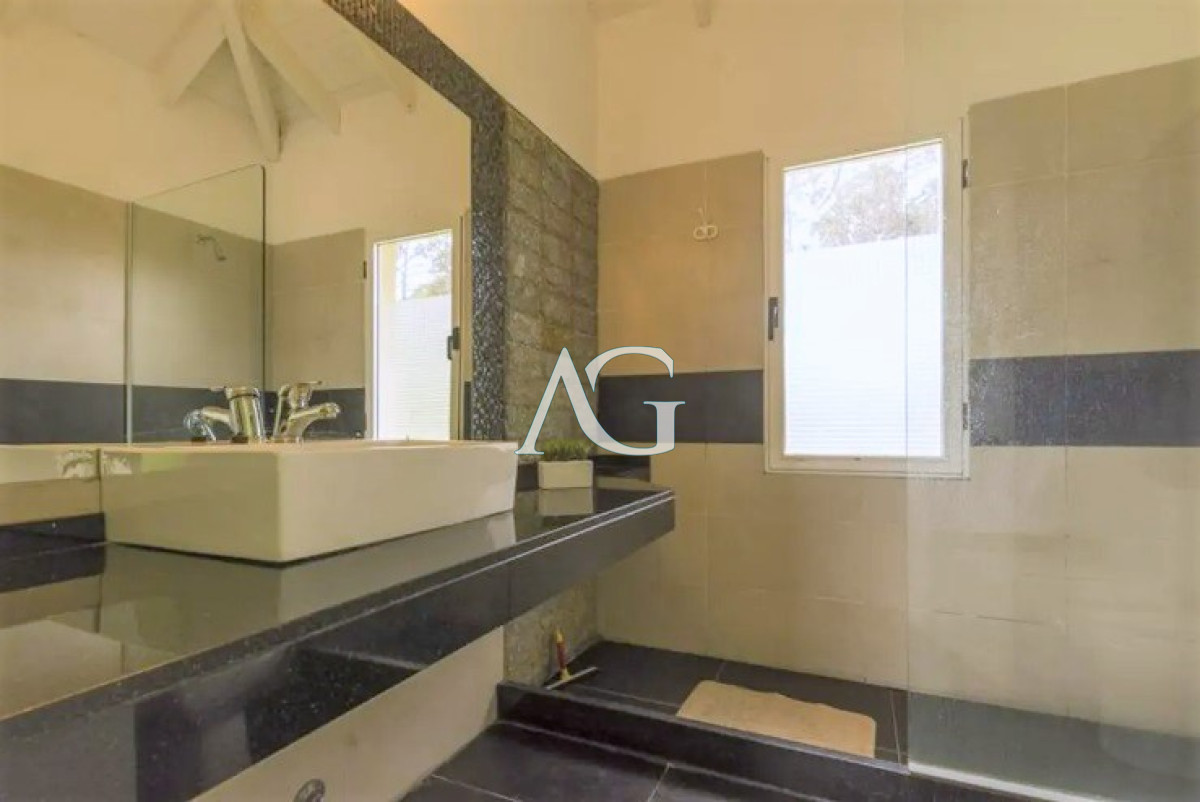 Casa ID.532 - Excelente Casa de 6 Dormitorios y Piscina en Montoya, La Barra