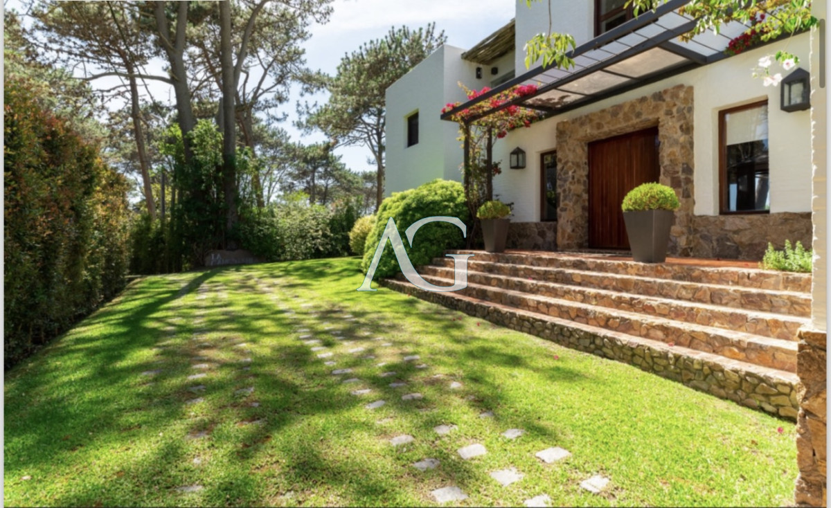 Casa ID.99 - Excelente casa de 5 dormitorios mas dependencia y gran parque a 200 metros de la Playa de Montoya en alquiler de temporada