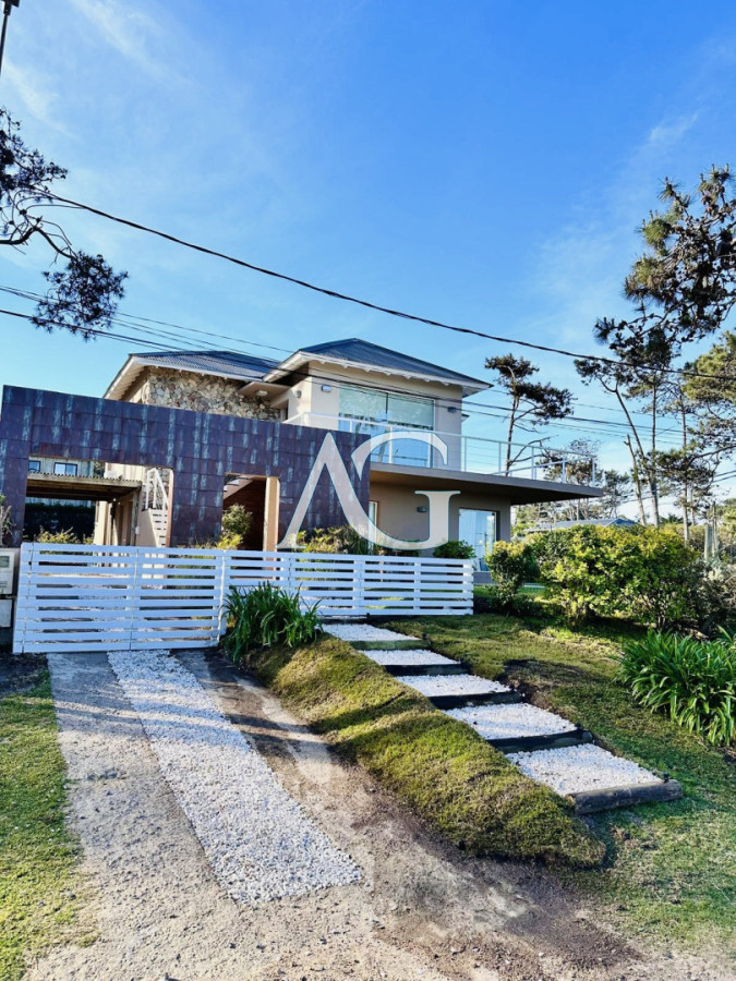 Casa ID.532 - Excelente Casa de 6 Dormitorios y Piscina en Montoya, La Barra