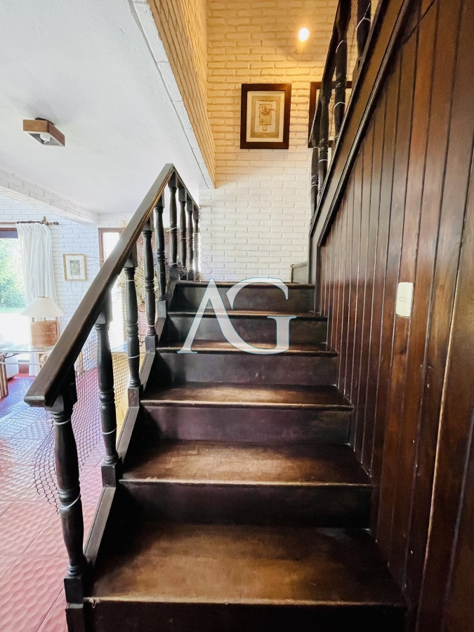 Casa ID.782 - Sólida y amplia casa de cinco dormitorios más dependencia de servicio y piscina, Lugano, Punta del Este