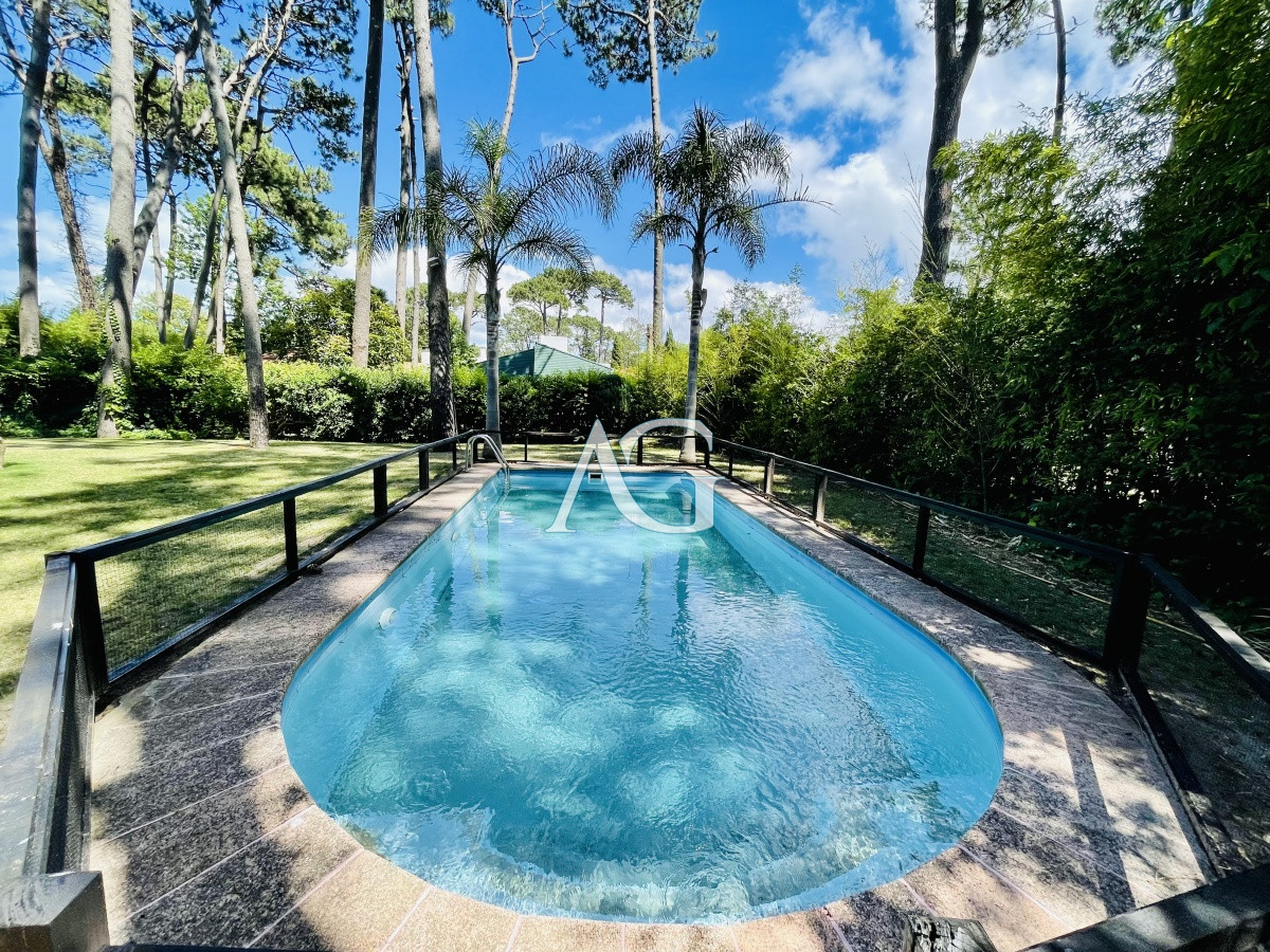 Casa ID.782 - Sólida y amplia casa de cinco dormitorios más dependencia de servicio y piscina, Lugano, Punta del Este