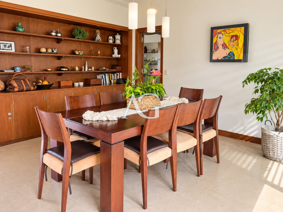 Casa ID.758 - Excelente Casa de 4 Dormitorios, Piscina Climatizada y Barbacoa a una cuadra del Mar, Playa Mansa