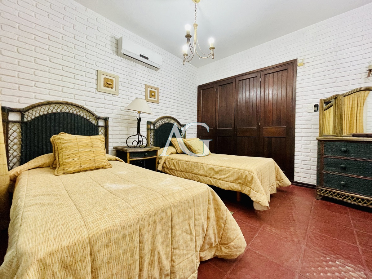 Casa ID.782 - Sólida y amplia casa de cinco dormitorios más dependencia de servicio y piscina, Lugano, Punta del Este
