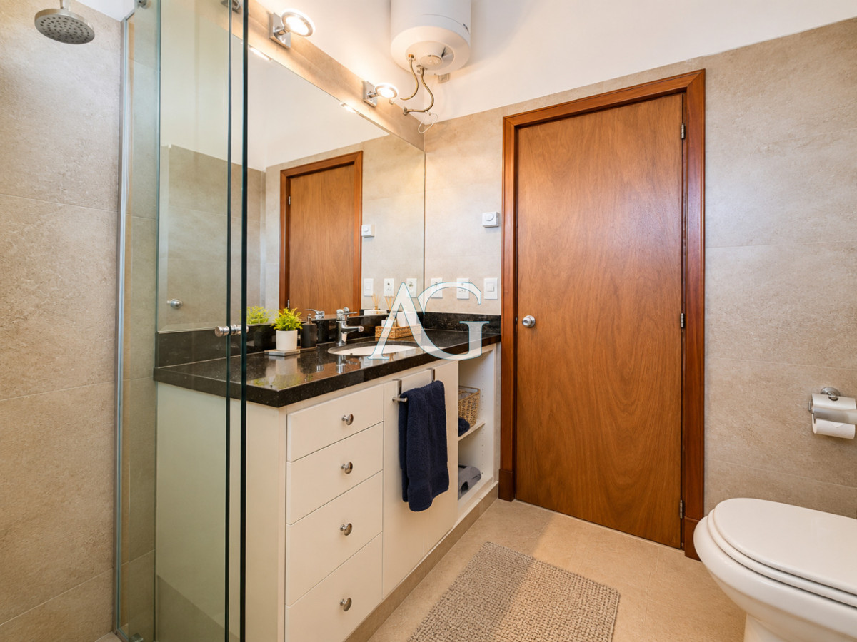Casa ID.758 - Excelente Casa de 4 Dormitorios, Piscina Climatizada y Barbacoa a una cuadra del Mar, Playa Mansa