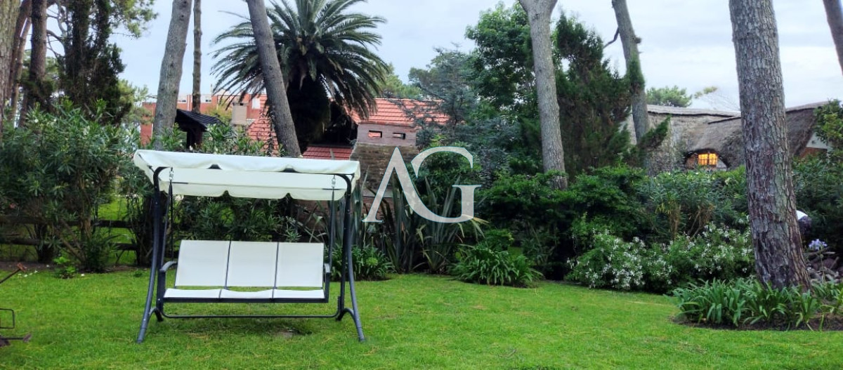 Casa ID.483 - Casa de 3 Dormitorios más Dependencia y Piscina, en Aidy Grill Punta del Este, Ubicada a pasos del Mar