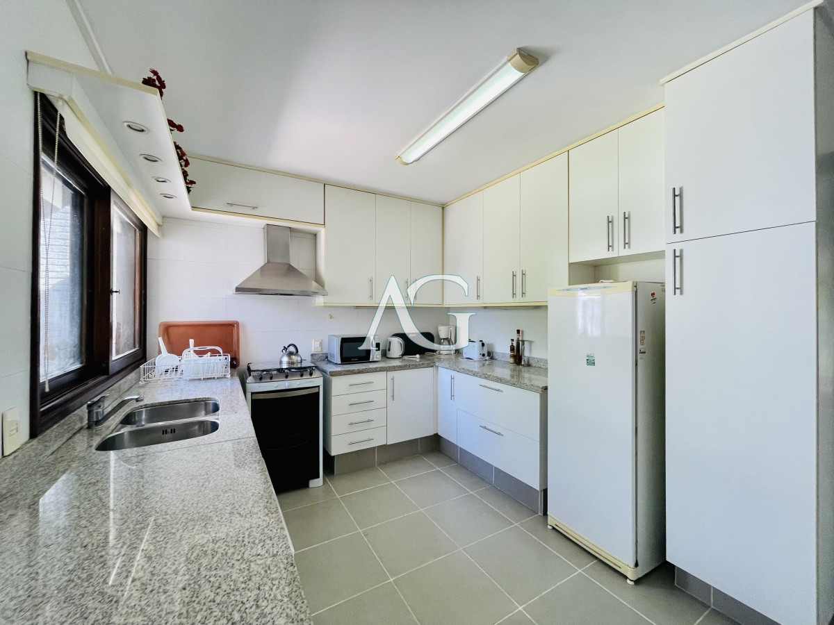 Casa ID.782 - Sólida y amplia casa de cinco dormitorios más dependencia de servicio y piscina, Lugano, Punta del Este