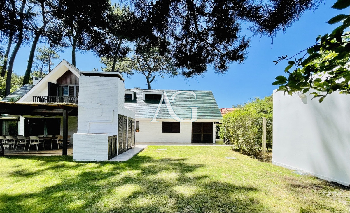Casa ID.782 - Sólida y amplia casa de cinco dormitorios más dependencia de servicio y piscina, Lugano, Punta del Este