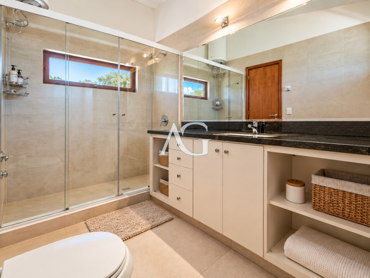 Casa ID.758 - Excelente Casa de 4 Dormitorios, Piscina Climatizada y Barbacoa a una cuadra del Mar, Playa Mansa
