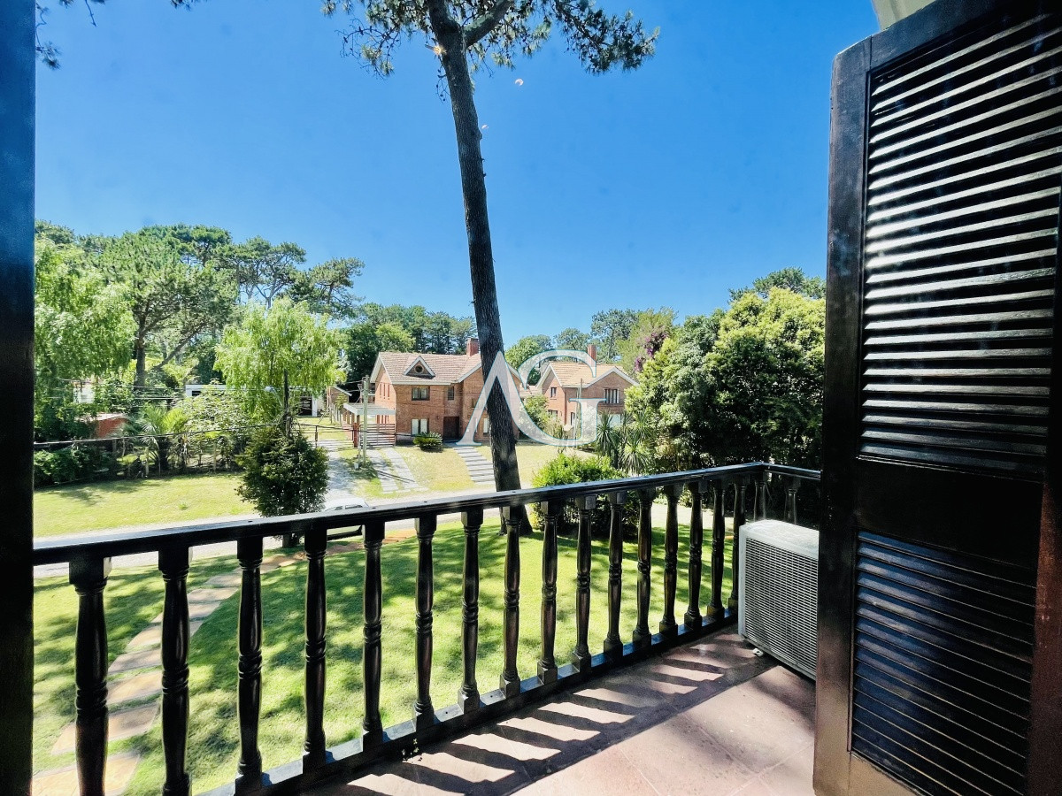 Casa ID.782 - Sólida y amplia casa de cinco dormitorios más dependencia de servicio y piscina, Lugano, Punta del Este