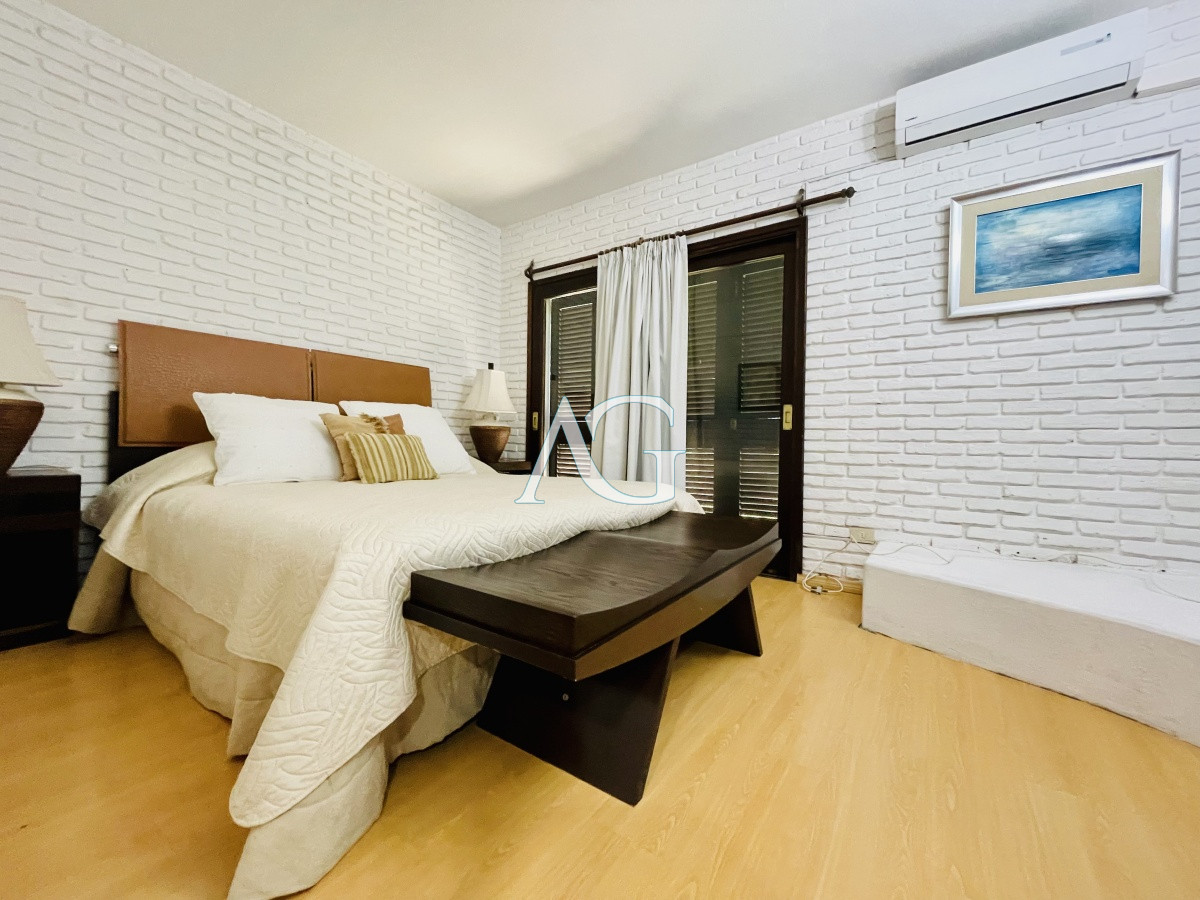 Casa ID.782 - Sólida y amplia casa de cinco dormitorios más dependencia de servicio y piscina, Lugano, Punta del Este