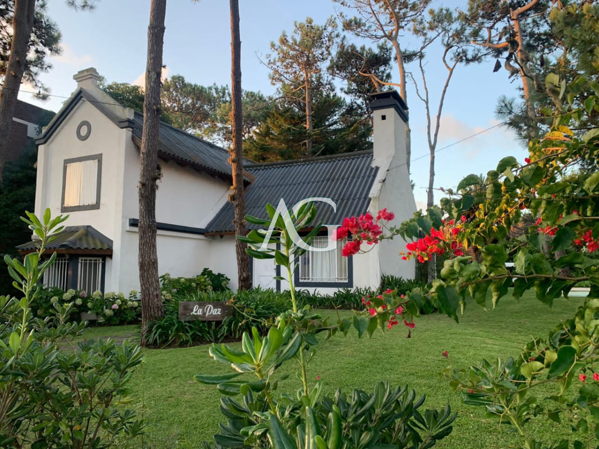 Casa ID.483 - Casa de 3 Dormitorios más Dependencia y Piscina, en Aidy Grill Punta del Este, Ubicada a pasos del Mar