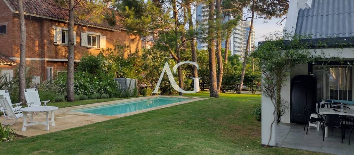 Casa ID.483 - Casa de 3 Dormitorios más Dependencia y Piscina, en Aidy Grill Punta del Este, Ubicada a pasos del Mar