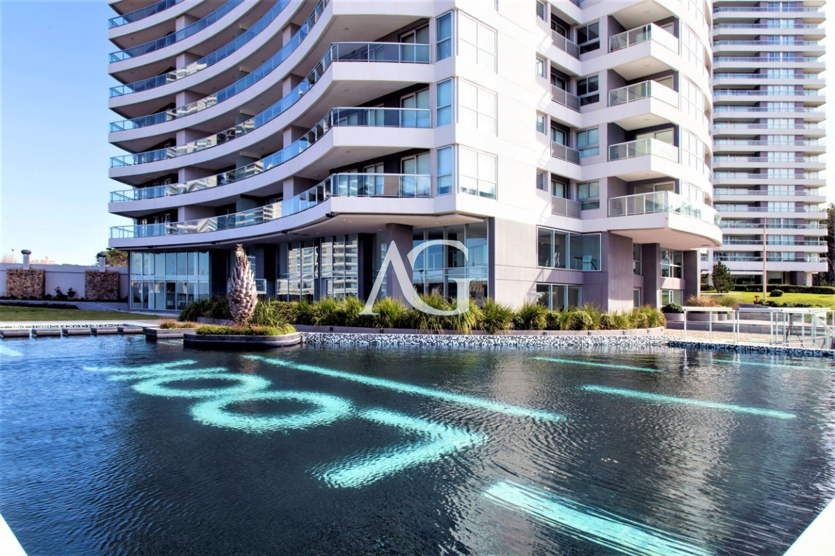 Apartamento ID.200 - Moderno Penthouse con Vista al Mar, en Playa Brava, 3 Dormitorios con Parrillero y Dependencia de servicio