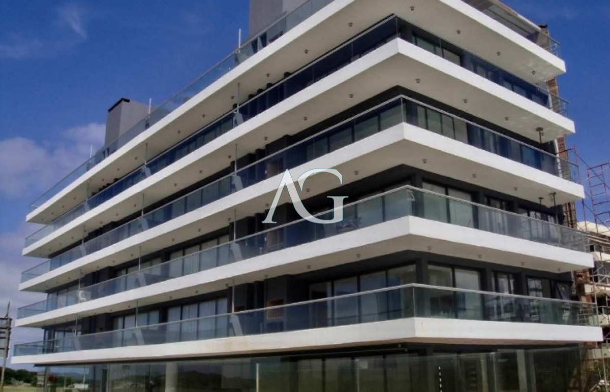 Apartamento ID.153 - Apartamento de 2 Dormitorios y Parrillero Frente a Playa Brava, Punta del Este