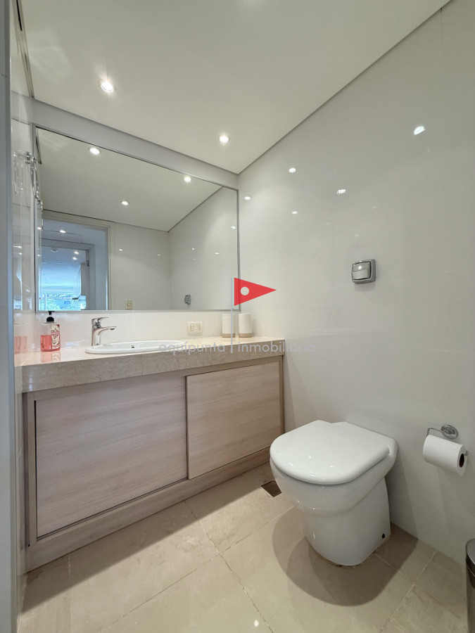 Apartamento ID.158 - Venta de apartamento de 3 dormitorios sobre primera fila de Playa Brava, Punta del Este