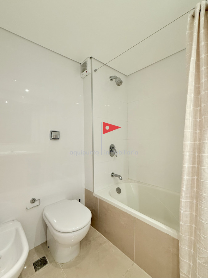 Apartamento ID.158 - Venta de apartamento de 3 dormitorios sobre primera fila de Playa Brava, Punta del Este